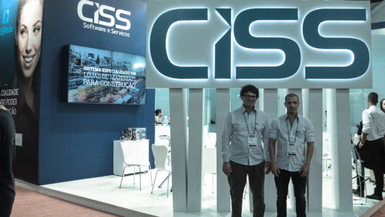 Robson e Gilson Tedesco em frente ao estande da CISS na FEICON 2016