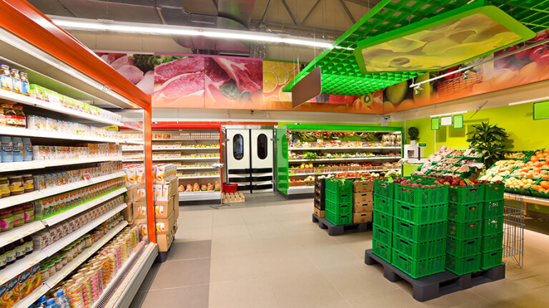 gôndolas com varios produtos num supermercado.