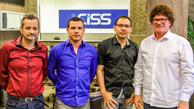 clientes da CISS visitando a empresa.