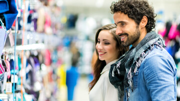 Confiança do consumidor sobe pelo 3º