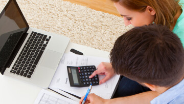 duas pessoas trabalhando mexendo no computador.