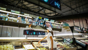 mulher em supermercado fazendo compras