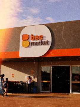 Entrada frontal do supermercado Bee Market de Palmas, Tocantins.