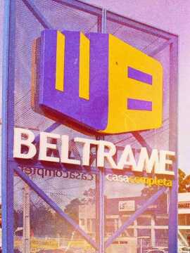 Logo da empresa Beltrame nas cores amarelo e azul em frente e a loja de fundo. Beltrame é um parceiro CISS.
