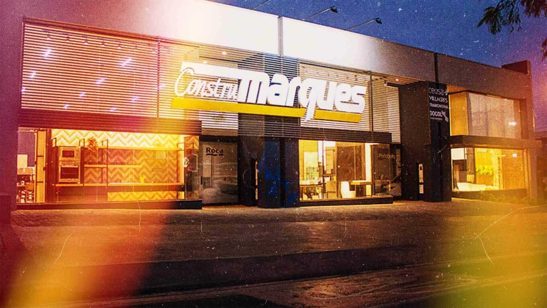 Foto noturna da frente da loja da Construmarques
