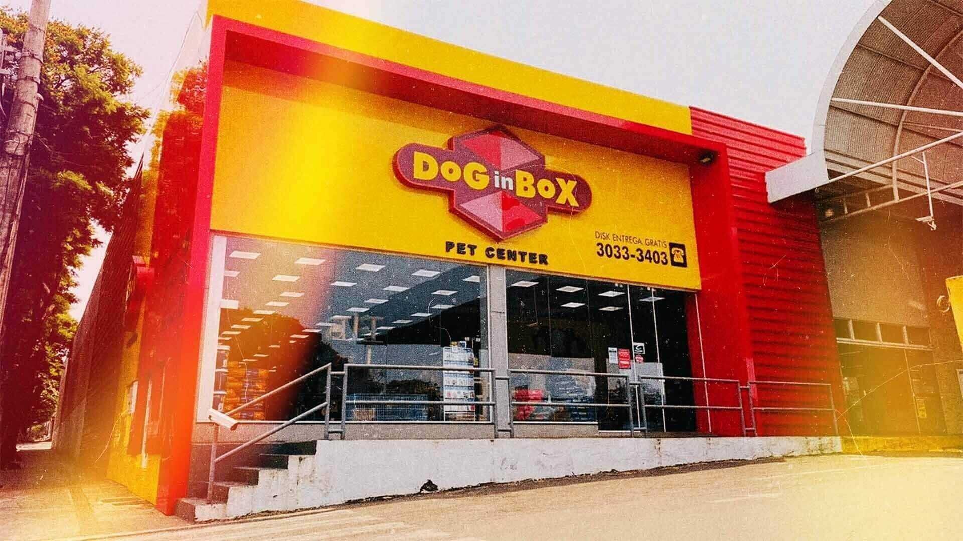 Frente da loja Dog in Box com fachada em amarelo e vermelho.
