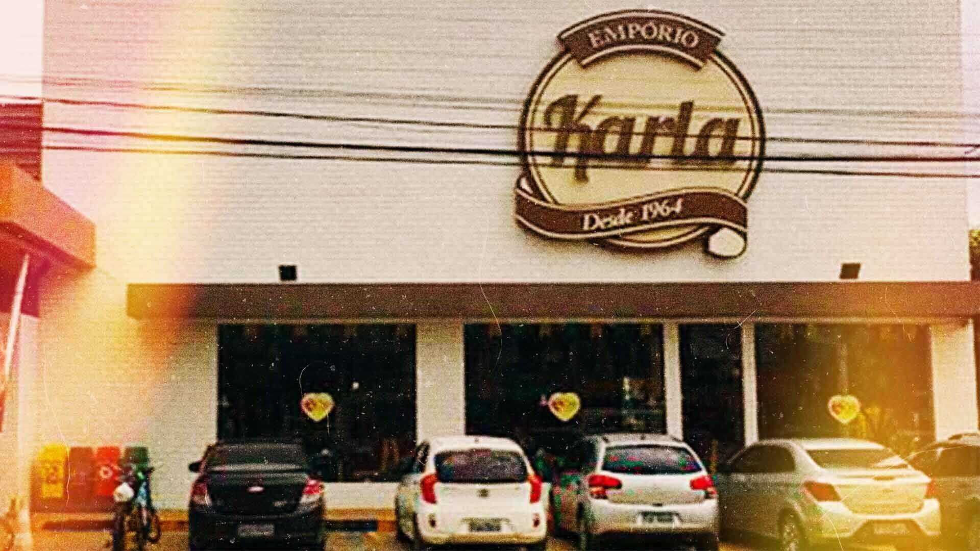 Frente da loja Empório Karla com carros estacionado em frente