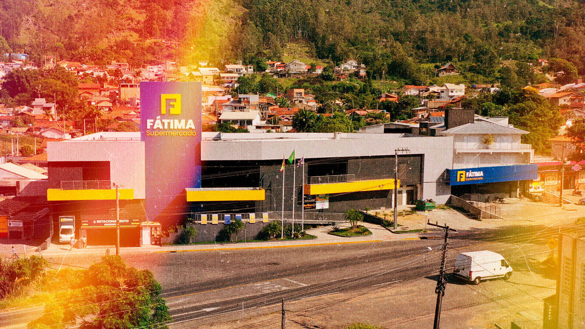 Foto frontal da estrutura do Fátima Supermercado