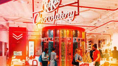 Loja KitKat com um torre de chocolates ao centro.