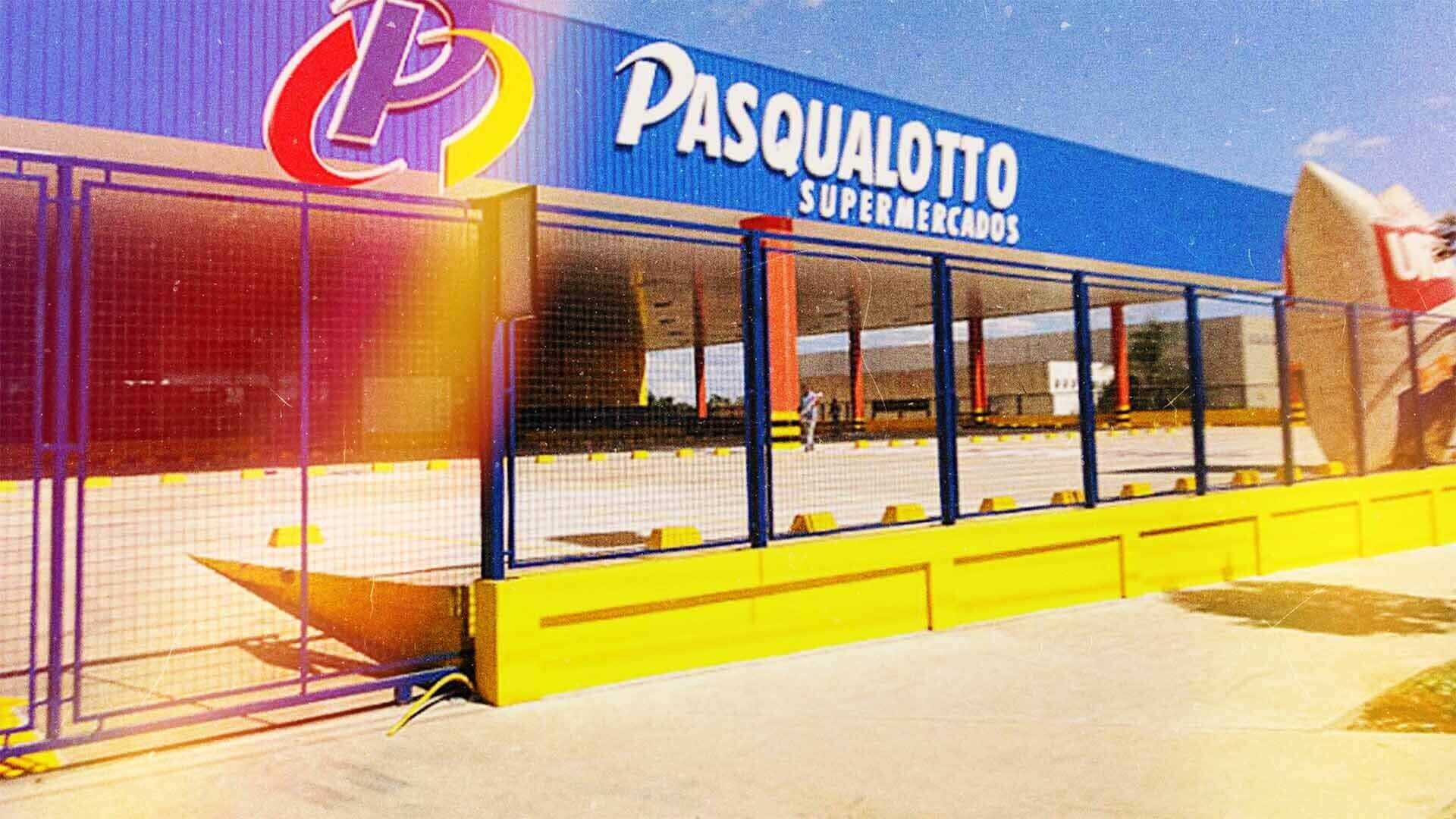 Fachada do estacionamento do Pasqualotto Supermercados