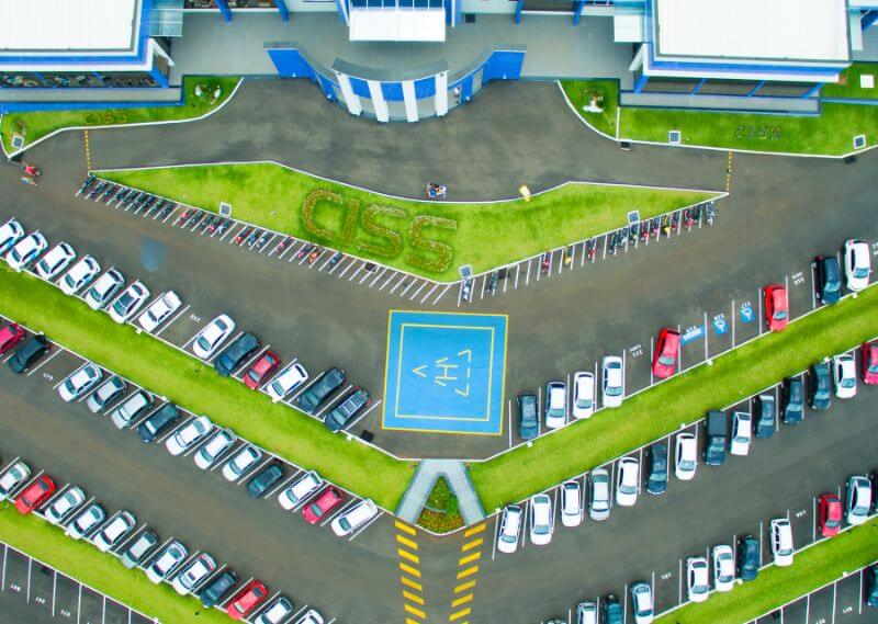 Estacionamento visto de cima. O estacionamento da foto é da sede da CISS
